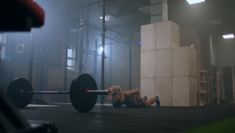 strong-female-athlete-perform-push-UPS-with-dumbbells-lifting-dumbbells-over-your-head-after-a-jump